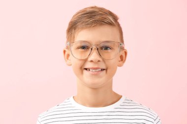 Renkli gözlüklü şirin bir çocuk.