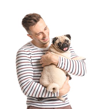 Beyaz arka planda sevimli köpekli yakışıklı bir adam.