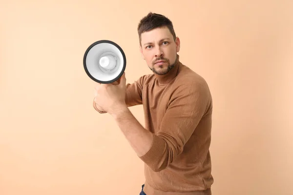 Homem emocional com megafone sobre fundo de cor — Fotografia de Stock