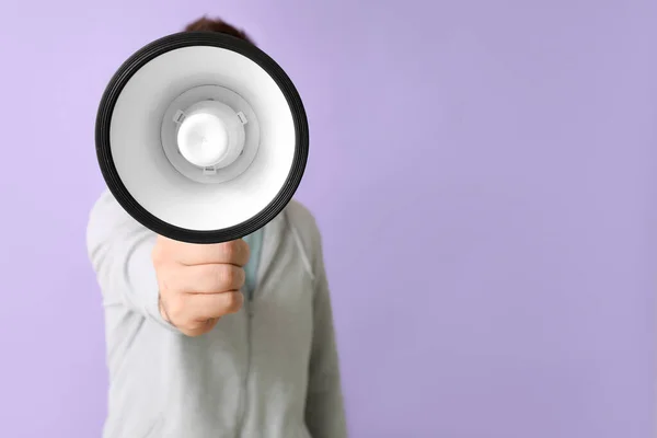 Uomo con megafono su sfondo a colori — Foto Stock