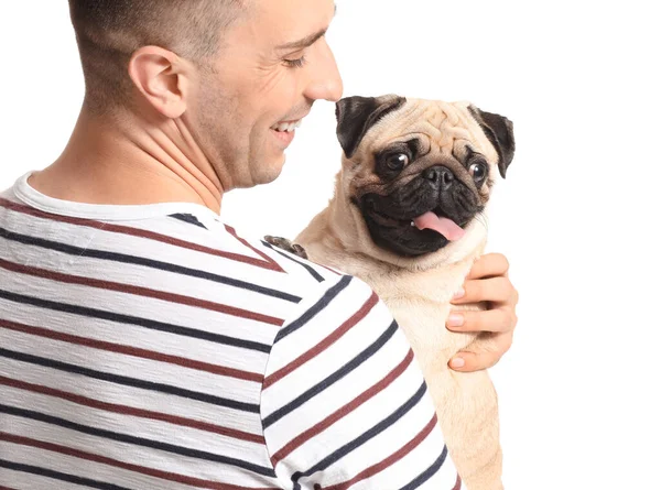 Hombre guapo con lindo perro pug sobre fondo blanco — Foto de Stock