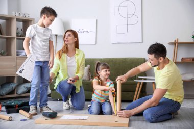 Aile mobilyalarını evde topluyor.