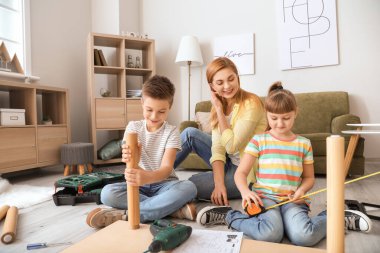 Aile mobilyalarını evde topluyor.