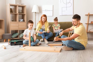 Aile mobilyalarını evde topluyor.