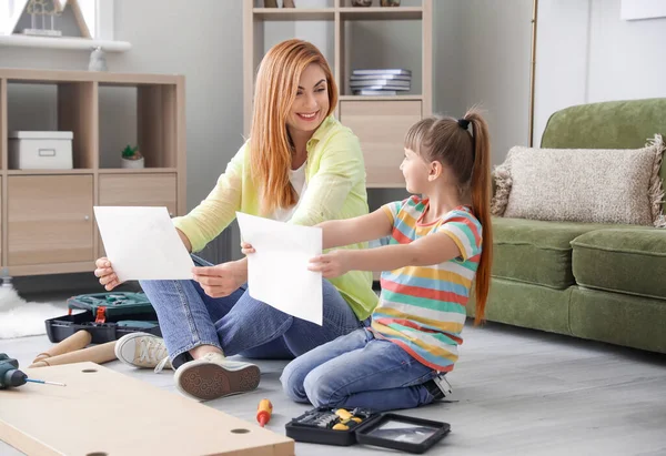 Mãe e sua filha montando móveis em casa — Fotografia de Stock