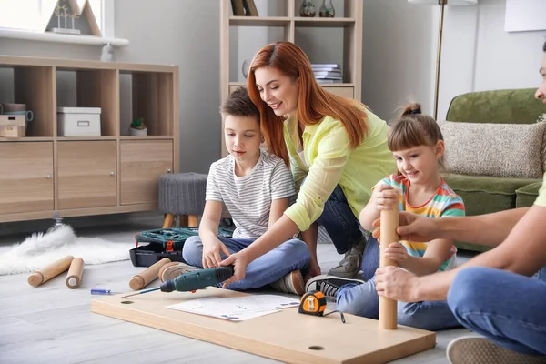 Famiglia che monta mobili a casa — Foto Stock