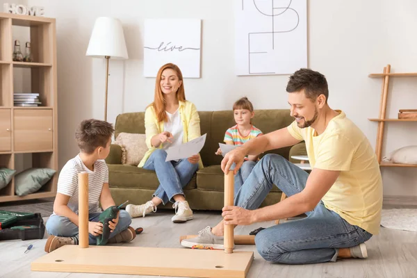 Famiglia che monta mobili a casa — Foto Stock