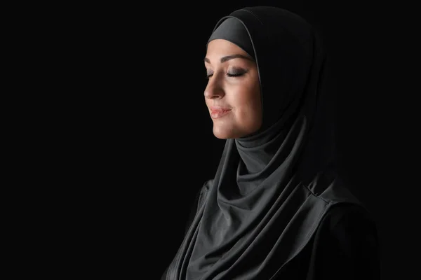 Mooie Arabische vrouw op donkere achtergrond — Stockfoto