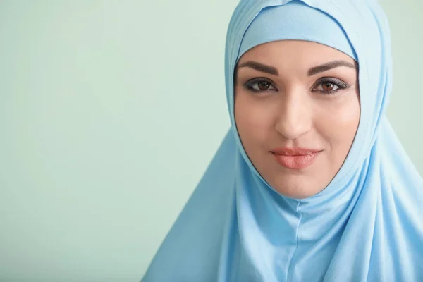 Gyönyörű arab nő színes háttér — Stock Fotó