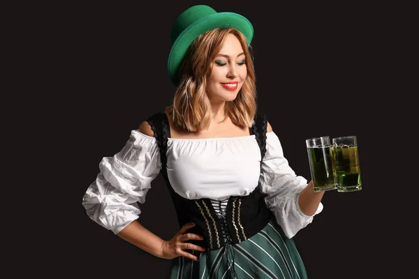 Hermosa joven con cerveza sobre fondo oscuro. Celebración del Día de San Patricio —  Fotos de Stock