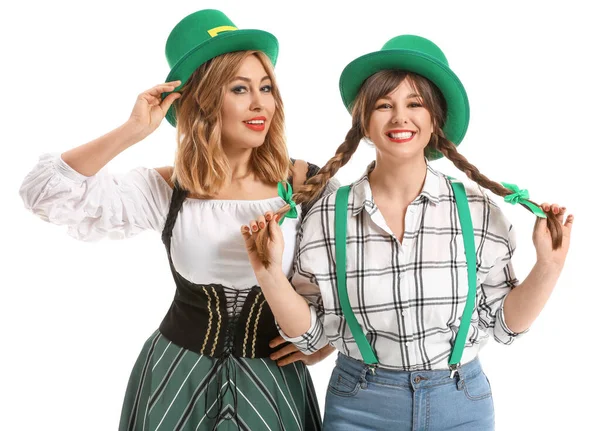 Drôle de jeunes femmes sur fond blanc. Célébration de la Saint Patrick — Photo