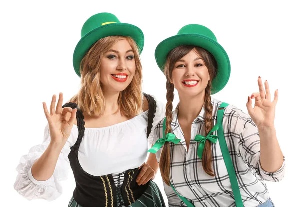 Mujeres jóvenes graciosas mostrando OK sobre fondo blanco. Celebración del Día de San Patricio —  Fotos de Stock