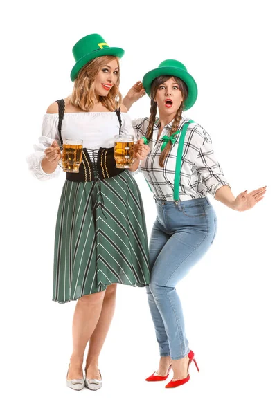 Mujeres jóvenes graciosas con cerveza sobre fondo blanco. Celebración del Día de San Patricio —  Fotos de Stock