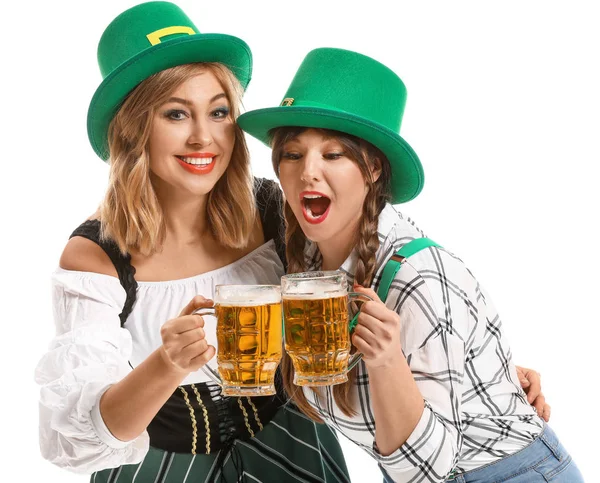 Grappige jonge vrouwen met bier op witte achtergrond. St. Patrick 's Day viering — Stockfoto