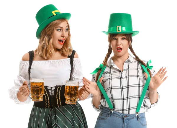 Grappige jonge vrouwen met bier op witte achtergrond. St. Patrick 's Day viering — Stockfoto