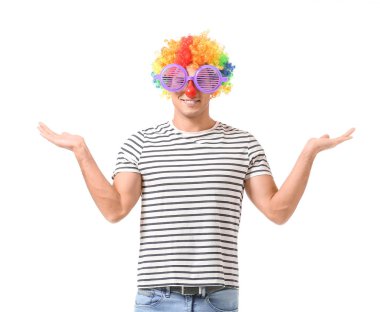 Beyaz arka planda komik kılık değiştirmiş bir adam. 1 Nisan kutlamaları