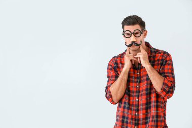 Hafif arka planda tuhaf kılık değiştirmiş bir adam. 1 Nisan kutlamaları