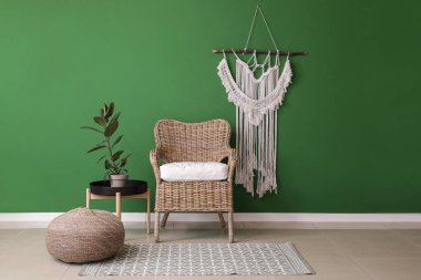 Rahat koltuğu ve renkli duvarı olan modern odanın içi.