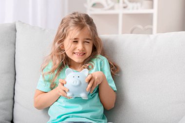 Evde kumbara ile şirin kız