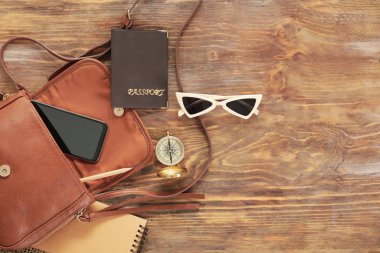 Tahta arka planda seyahat aksesuarları