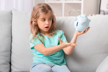 Evinde boş kumbarası olan endişeli şirin kız.