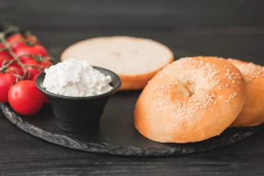 Lezzetli krem peynirli taze çörek.