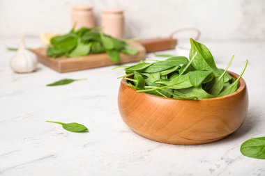 Masada taze ıspanaklı kase.