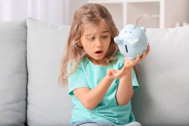 Evinde boş kumbarası olan endişeli şirin kız.