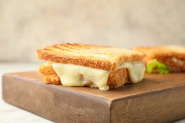 Tahtada peynirli lezzetli sandviç, yakın plan.