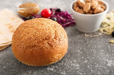 Gri arka planda lezzetli donör kebabı için gerekenler