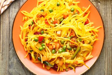 Masada lezzetli makarna ve sebze tabağı.