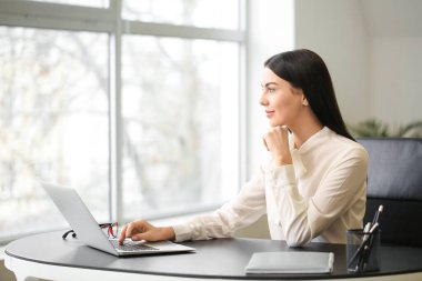 Ofiste çalışan kadın muhasebeci.