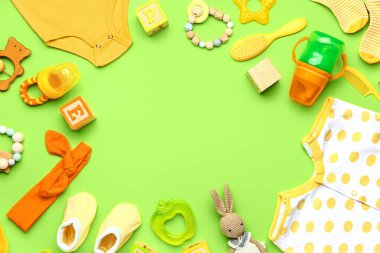 Renk arkaplanındaki bebek kıyafetlerinden ve aksesuarlarından yapılmış çerçeve