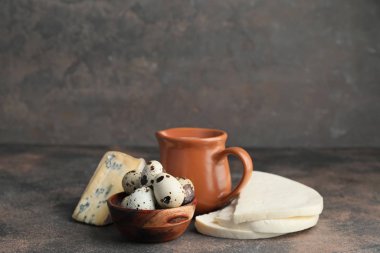 Gri arka planda farklı süt ürünleri