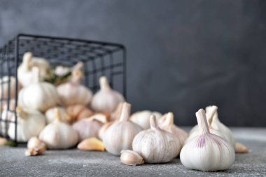 Gri masada taze sarımsak