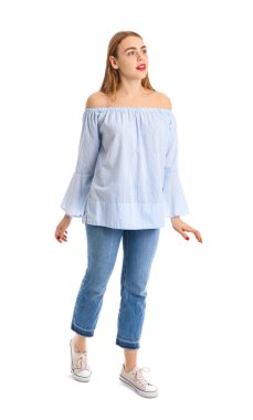 Beyaz arka planda güzel genç bir kadın