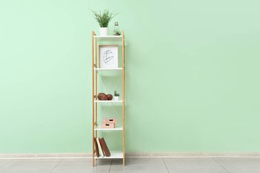 Raf ünitesi ile dekor renk duvarının yakınında