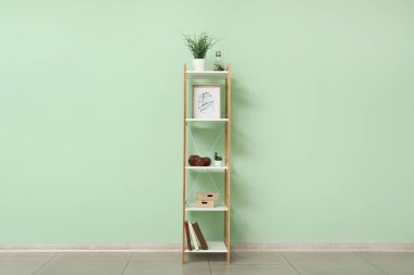 Raf ünitesi ile dekor renk duvarının yakınında