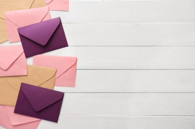 Ahşap arka plan üzerinde kağıt zarflar