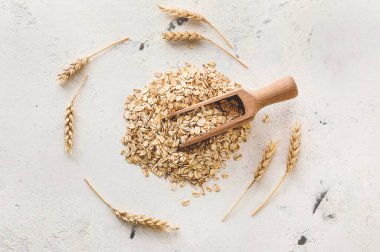 Hafif arka planda çiğ yulaf ezmeli kepçe