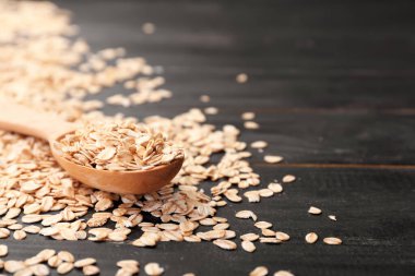 Ahşap arka planda çiğ yulaf ezmeli kaşık