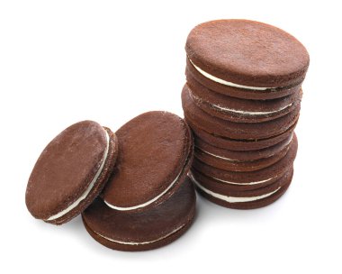 Beyaz zemin üzerine lezzetli çikolata kurabiye