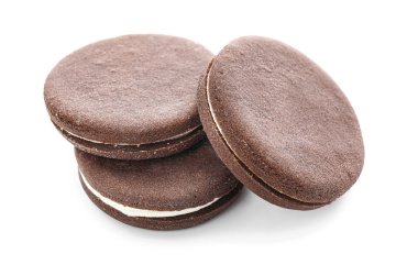 Beyaz zemin üzerine lezzetli çikolata kurabiye