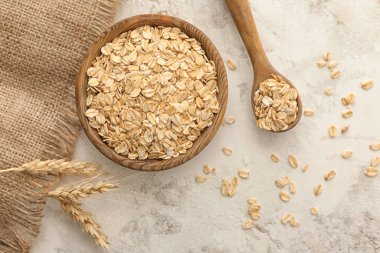 Tabakta çiğ yulaf ezmesi ve kaşık