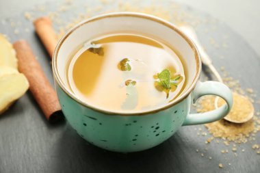 Tarçın ve zencefilli bir fincan sıcak çay.