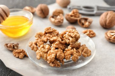 Masada lezzetli ceviz ve bal tabağı