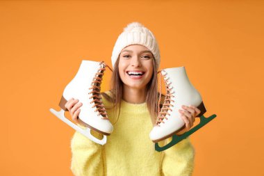 Renkli buz patenleriyle güzel bir genç kadın.