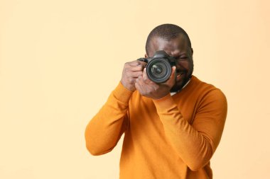 Arkaplanda Afro-Amerikalı fotoğrafçı