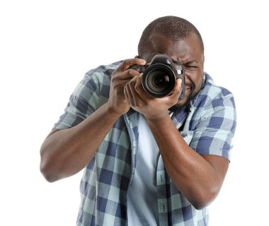 Beyaz arka planda Afro-Amerikalı fotoğrafçı