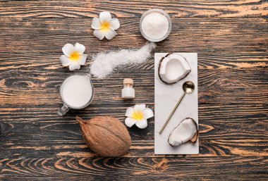 Ahşap arka planda farklı hindistan cevizi ürünleri içeren kompozisyon